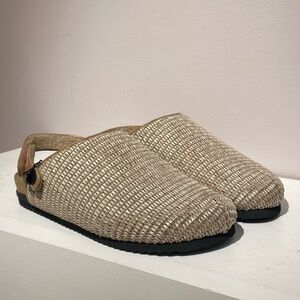 brand new*ROAM CLOGS